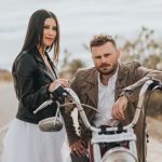 hombre montando en bicicleta - frente y mujeres a su lado