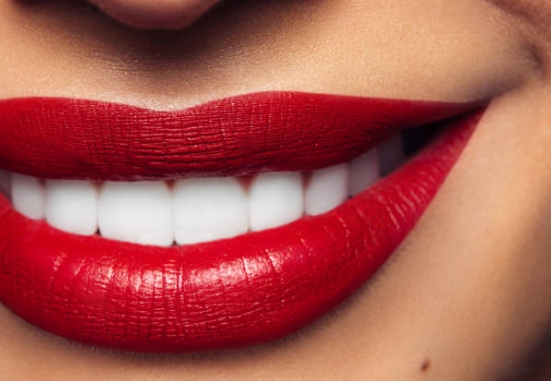 brillo de labios voluminizador, labios grandes